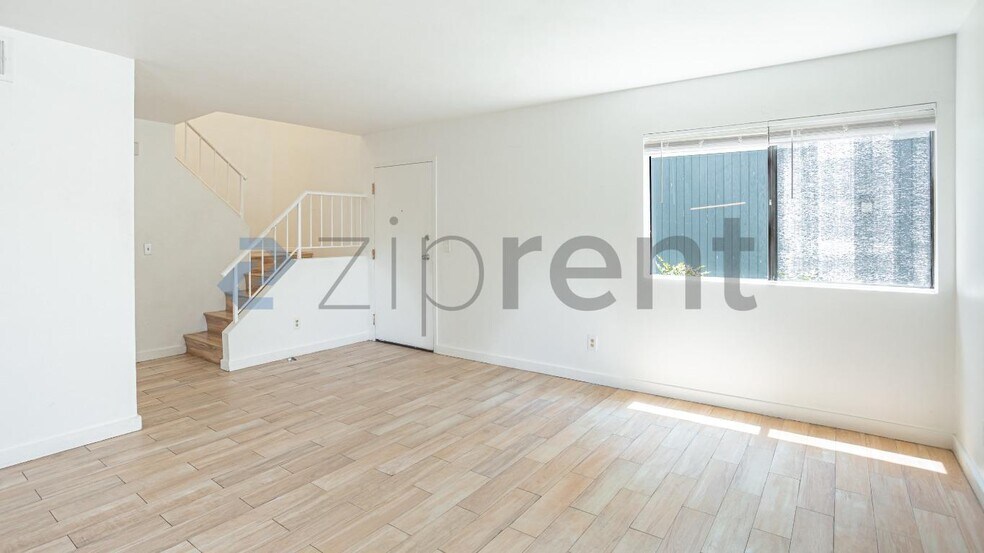 Building Photo - Unit 4