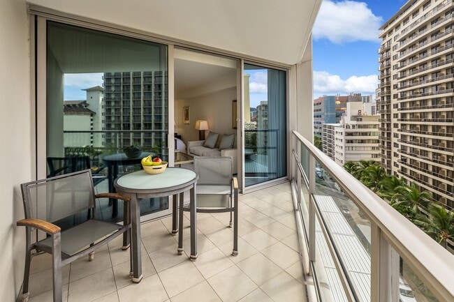 Building Photo - Spacious Waikiki Studio, One Block From Fo...