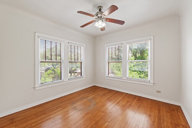 Building Photo - Huisache