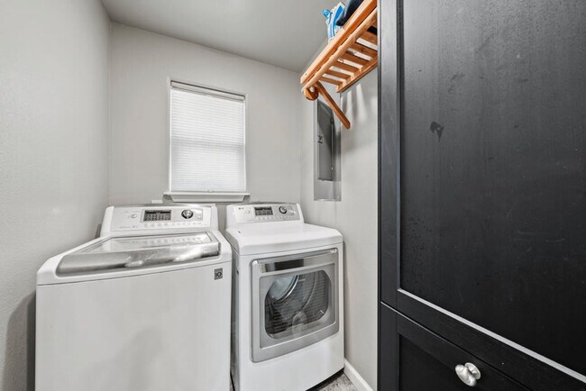 Building Photo - 1740 W Live Oak St