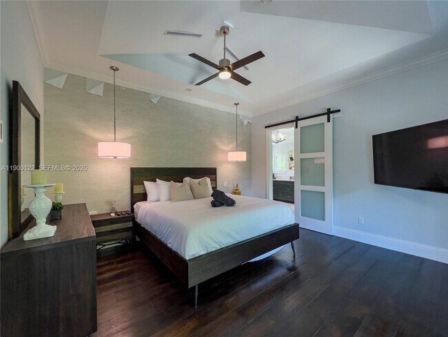 Building Photo - 545 SW Indianola St