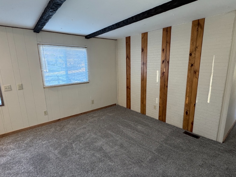 Primary Photo - 4664 US-30