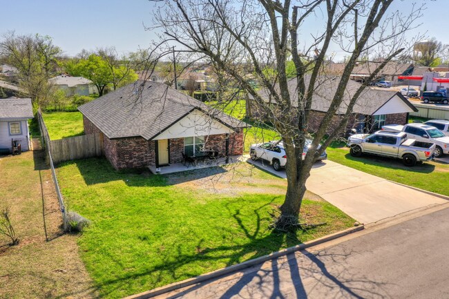 Building Photo - 4 Bedroom, 4 Bathroom in Shawnee!