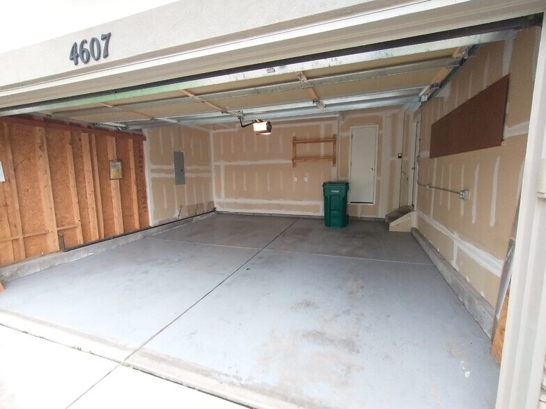 Garage 2 Car - 4607 Fish Hawk Pt