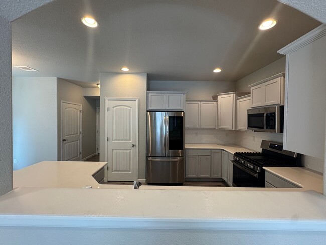 Building Photo - Newer and Spacious 3 Bedroom Townhome