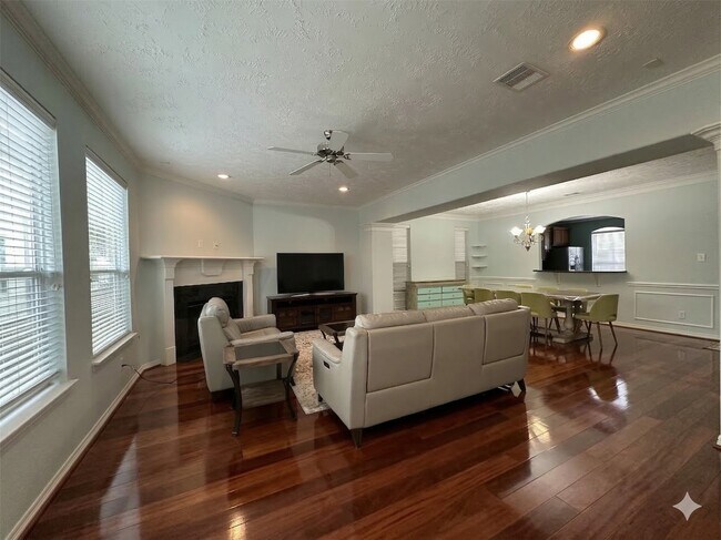 Building Photo - 3410 Skyline Village Dr