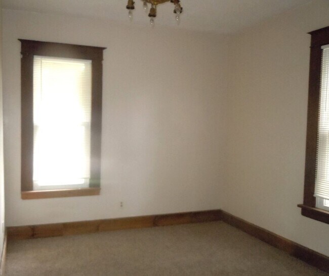 Building Photo - 3 Bedroom Home with Dishwasher in Collinsville!