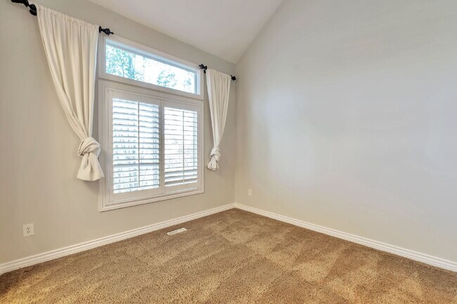 Building Photo - AVAILABLE NOW  — SPACIOUS & BEAUTIFUL Bountiful Meadows Home. 4 BED 3 BATH SIGNLE FAMILY HOME