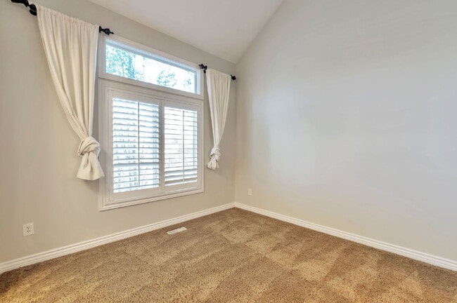 Building Photo - AVAILABLE NOW  — SPACIOUS & BEAUTIFUL Bountiful Meadows Home.