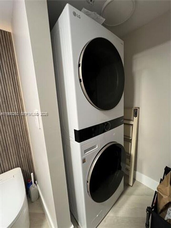 Building Photo - 16699 Collins Ave