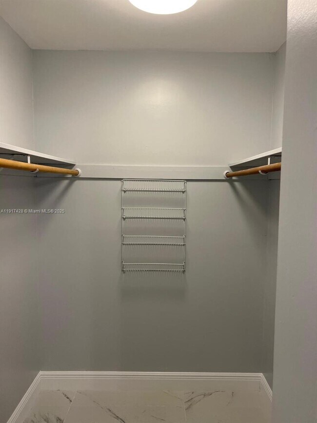 Building Photo - 3064 Riverside Dr