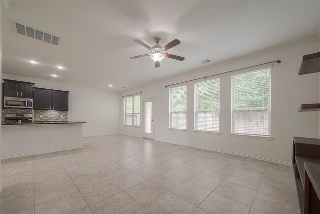 Building Photo - 2261 Oak Cir Dr N