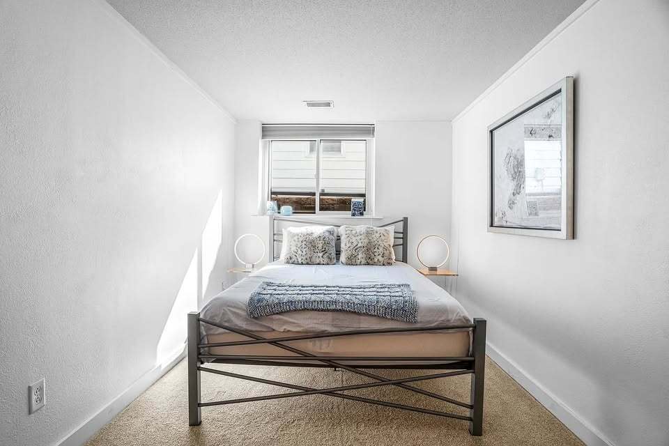 Building Photo - 4025 Chowen Ave S