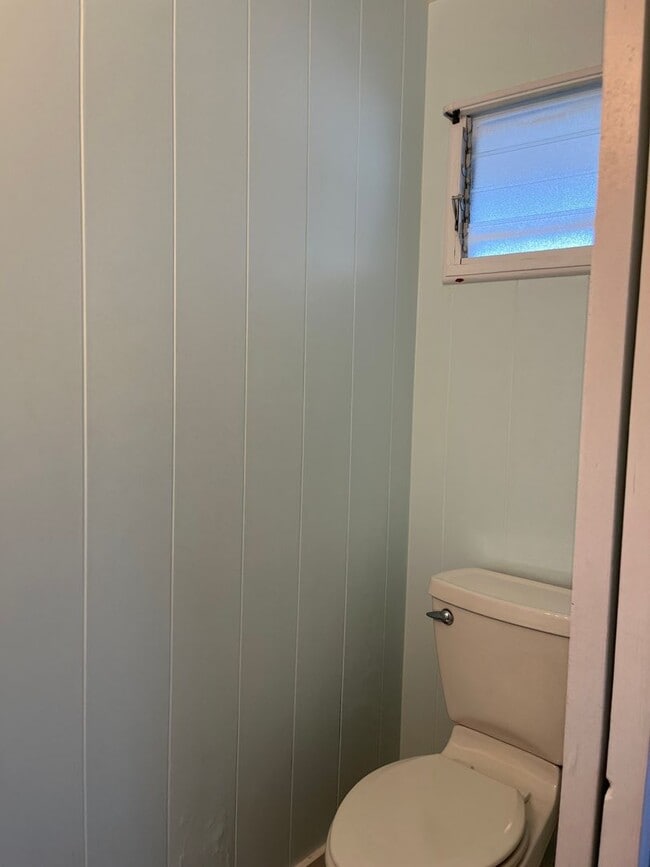 Building Photo - Wonderful Kaneohe 3 bedrooms, 1.5 bath House with Carport - Avail now!