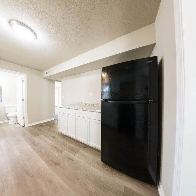 Building Photo - Updated 2 Bedroom Home with 2 Stall Garage