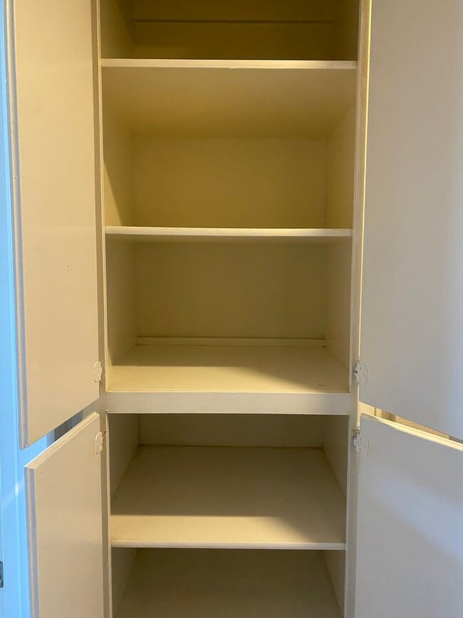 Building Photo - 1 Bedroom Condo For Rent