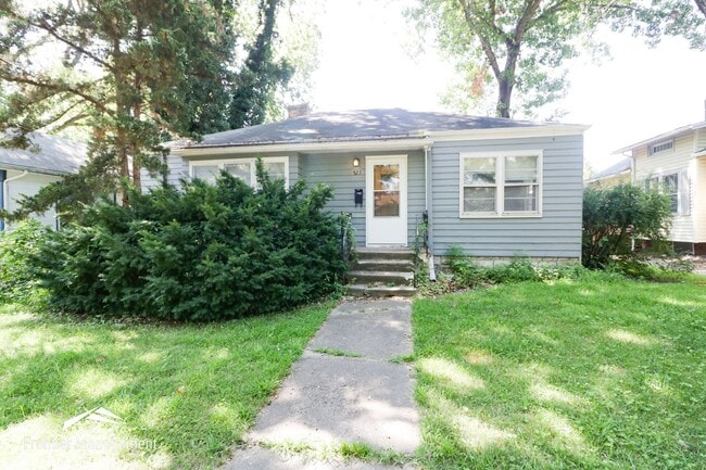 Primary Photo - Awesome 3 bedroom 1 bathroom home located close to Aggieville and Campus!
