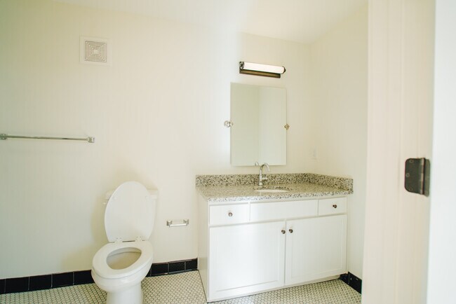 Building Photo - 520 Mulberry St