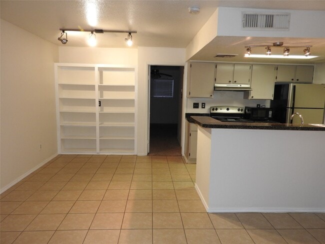 Building Photo - 12905 Woodforest Blvd