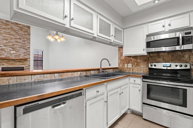 Building Photo - 3636 Greenacres Blvd