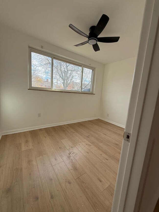 Building Photo - Spacious 1-Bedroom Apartment near the Lake!