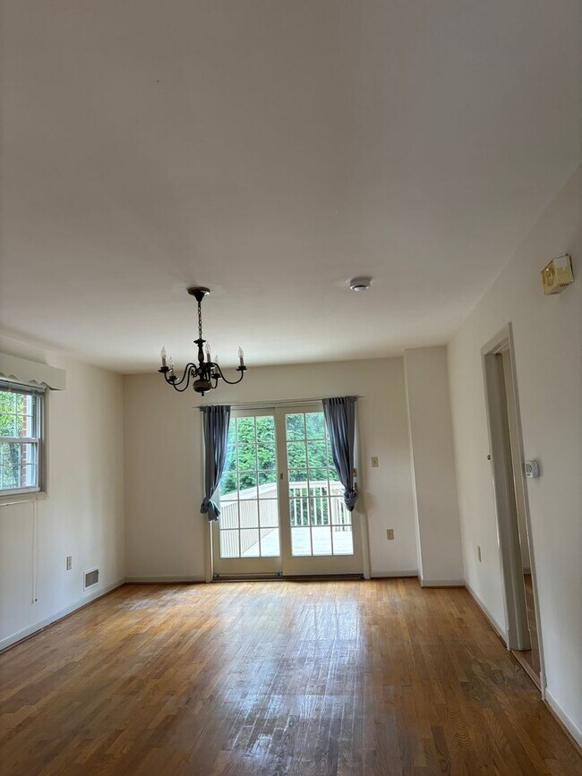 Building Photo - Beautiful Colonial In the Fernwood subdivision in Bethesda
