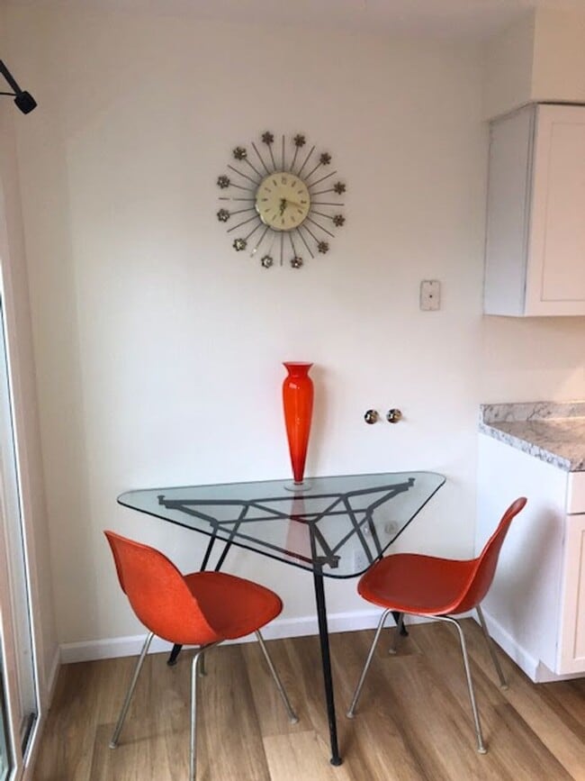 Building Photo - 2 bed 1.5 bath Apartment