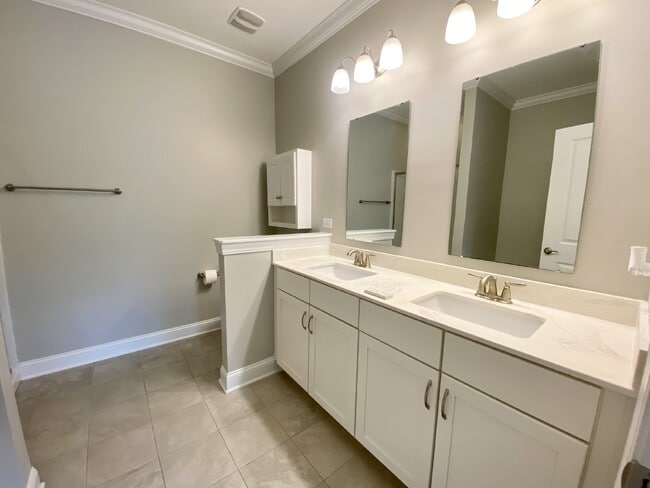 Building Photo - Three Bedroom Townhouse in Cypress Ridge!