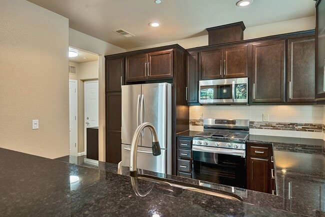 Building Photo - Exceptional 3BR Condo in Folsom! Stylish U...