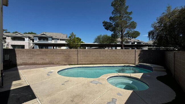 Building Photo - Pool & Spa plus 4 bedrooms