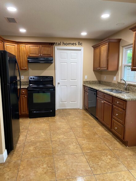 Building Photo - 141 Clyde Ave