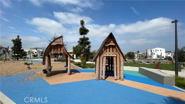 Building Photo - 105 Sawbuck
