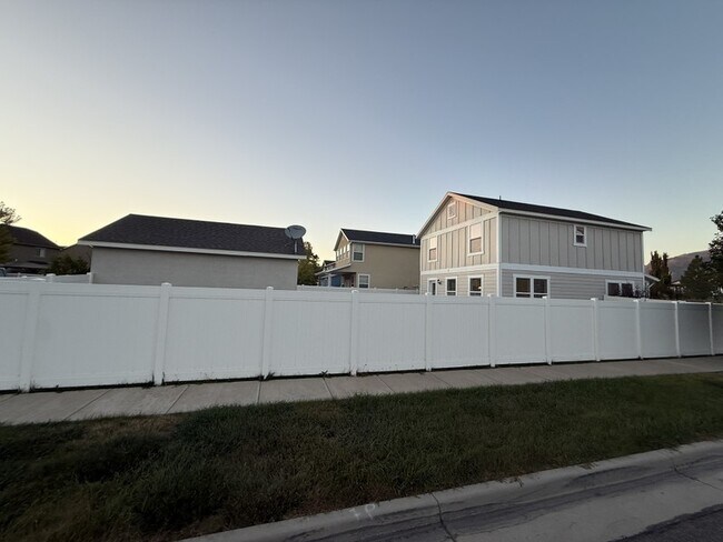 Building Photo - 1427 S Paddock Dr