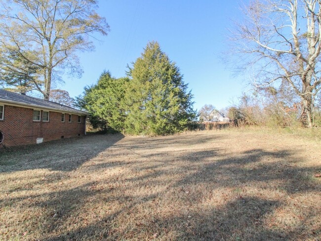 Building Photo - Well maintained brick home in a fantastic location!