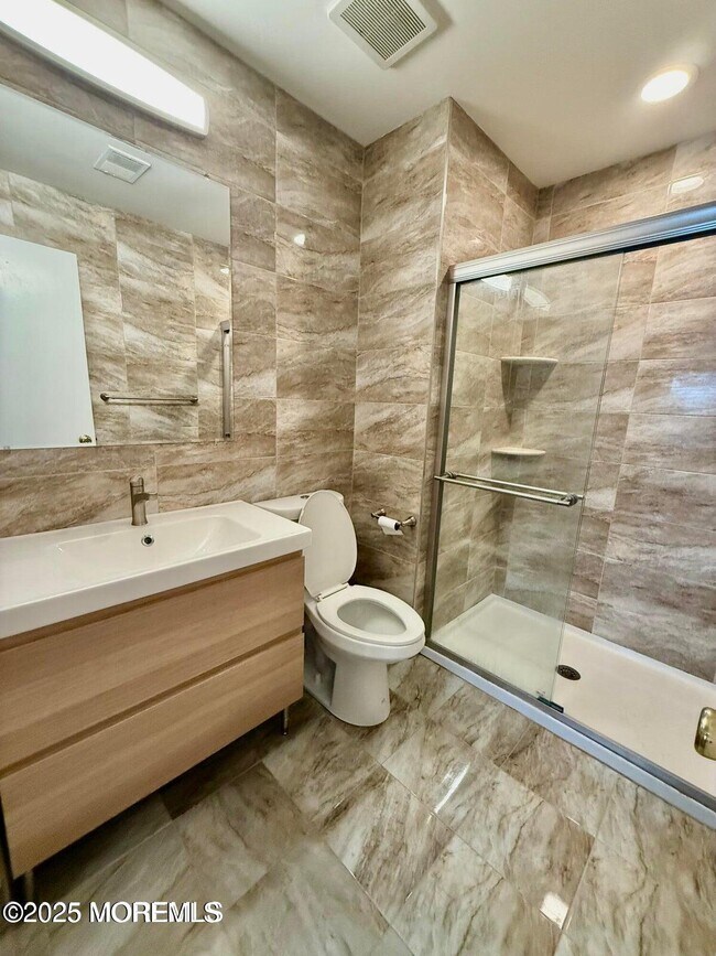 Building Photo - 15 Interlaken Ct