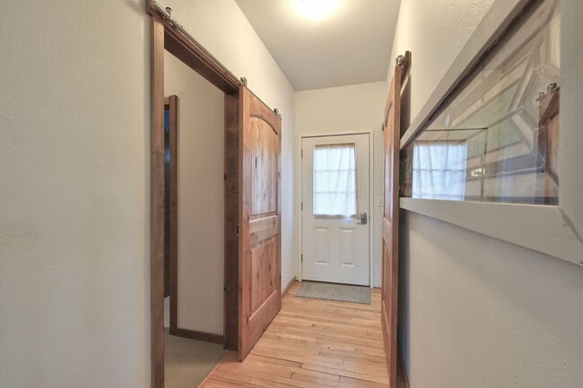 Building Photo - 925 SW Fleishauer Ln