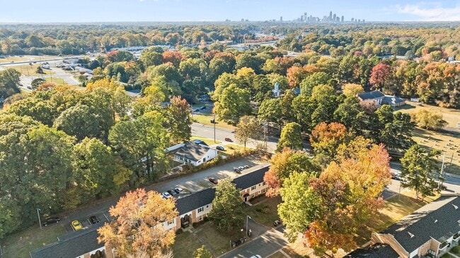 Building Photo - *MOVE IN READY* 3 Bed, 2 Bath Condo, Close to Uptown!!!