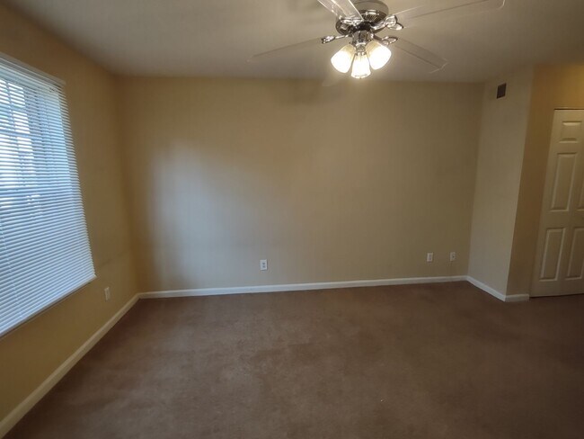 Building Photo - Move in Ready, End Unit Townhome located in Rossmore !