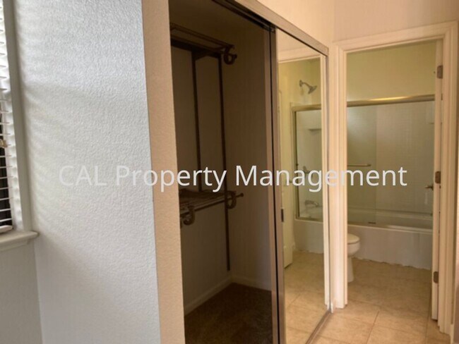 Building Photo - 2 bedroom 2 bathroom condo on North Salina...