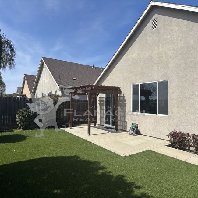 Building Photo - 4 Bedroom/ 2 Bathroom home in newer neighb...
