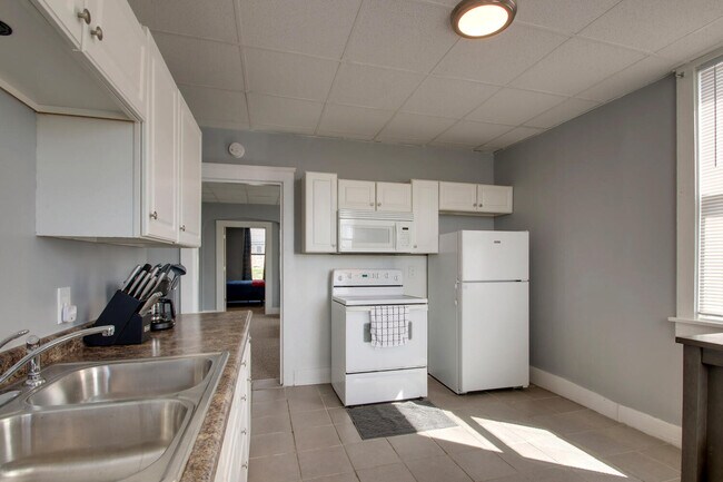 Building Photo - Adams House