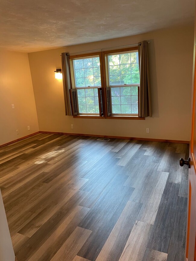 Building Photo - Beautifully updated 2 bedroom 2 bath house!