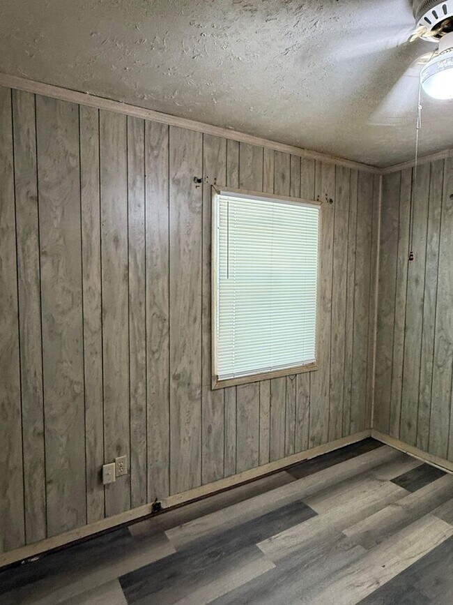 Building Photo - Fully Renovated 3/1 Available for Immediate Rent!