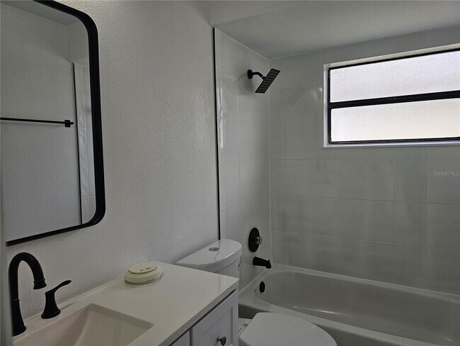 Building Photo - 826 N Horseshoe Bay Dr