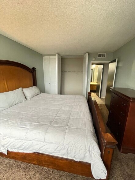 Building Photo - 450 W 7th St