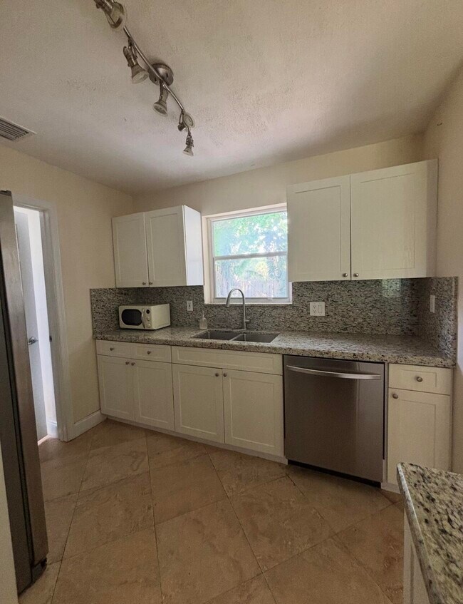 Building Photo - 927 W Royal Palm Rd