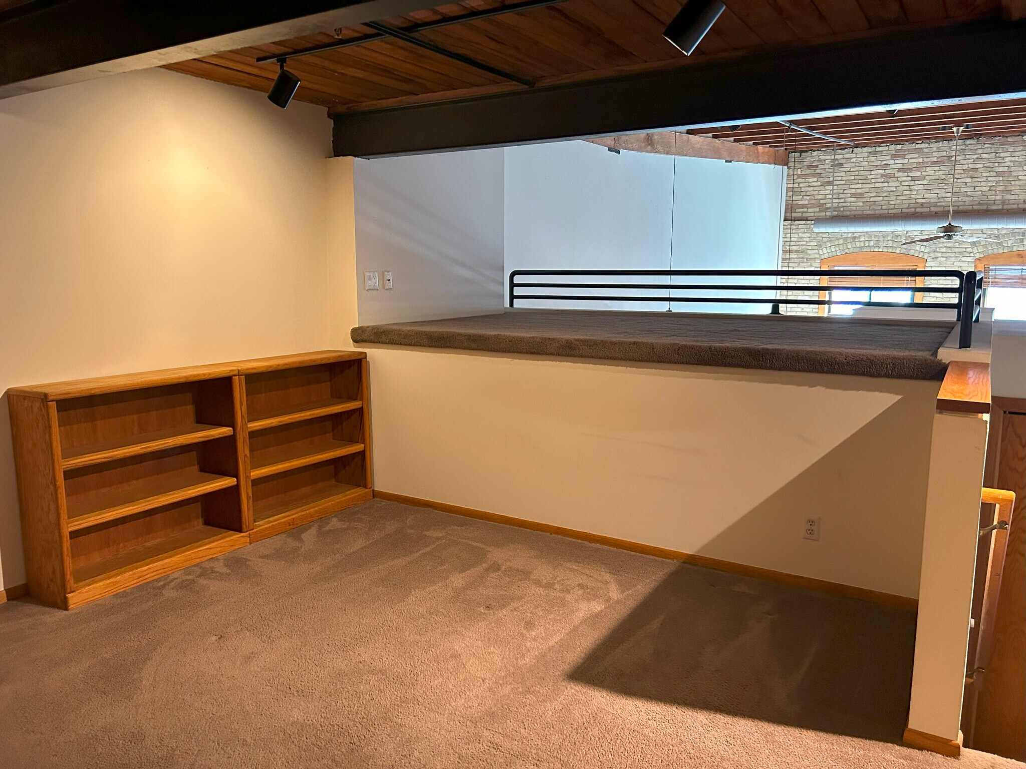Loft - 289 5th St E