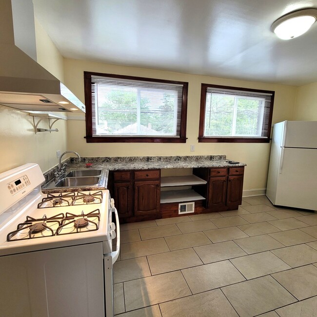 Building Photo - 1143 E 81st Pl