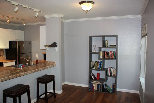 Building Photo - Gated Condo 2 bedroom 2 bath with no stairs!