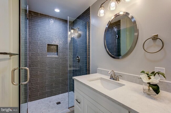 Building Photo - 8414 W Boulevard Dr